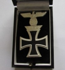ナチスドイツWW1&WW2一級鉄十字章略章、ケース付き