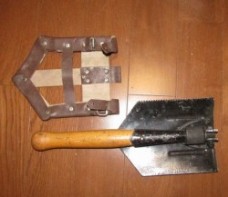 東ドイツ軍　折り畳みシャベル