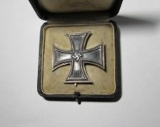 ナチスドイツ軍　一級鉄十字章　ケース付&授与章付き　実物