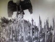 ナチスの巨大な鷲章