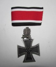 ナチスドイツ柏葉剣付き騎士十字章、レプリカ、イブシ銀色