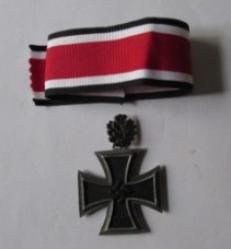 ナチスドイツ軍柏葉付き騎士十字章、レプリカ、イブシ銀色