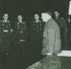 ヒトラー総統の訓示を受ける空軍将校達