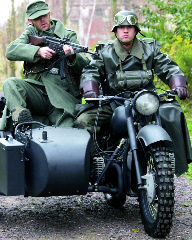 ドイツ人もナチスの軍服でコスプレ!!!