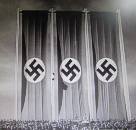 ナチスドイツの旗、日本&ベルリンに再びはためく!!!