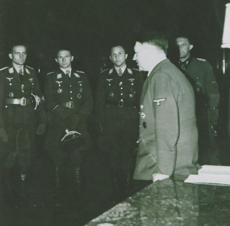 ヒトラー総統の訓示を受ける空軍将校達 | ナチス軍服販売 BWドイツ軍服